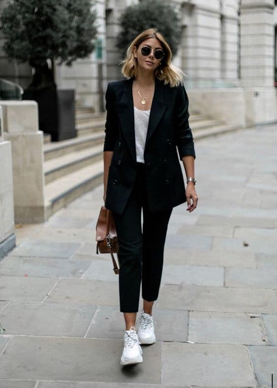 2 look casual com blazer alongado preto e tenis branco