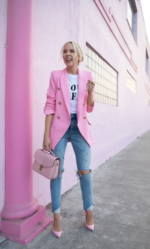 22 look com calca jeans e blazer alongado rosa
