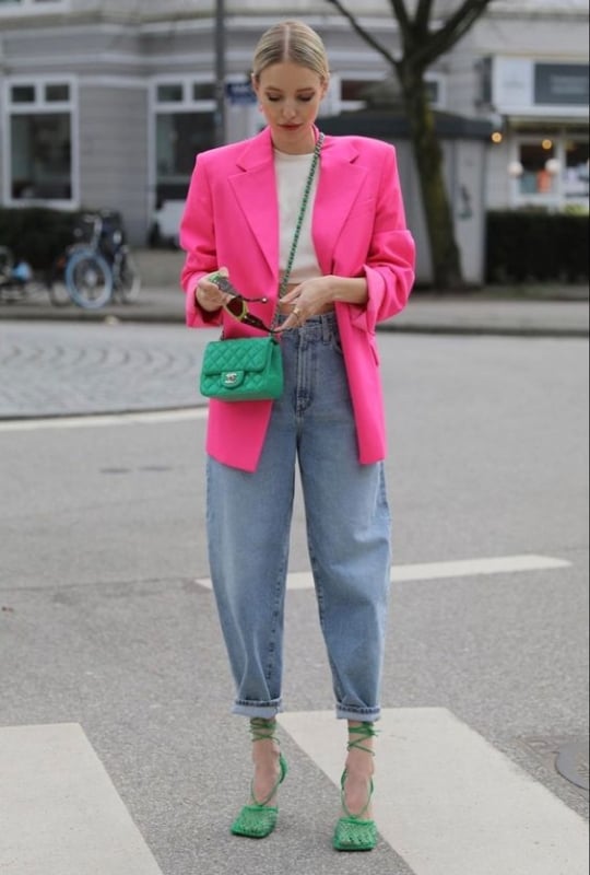 24 look com blazer alongado rosa neon