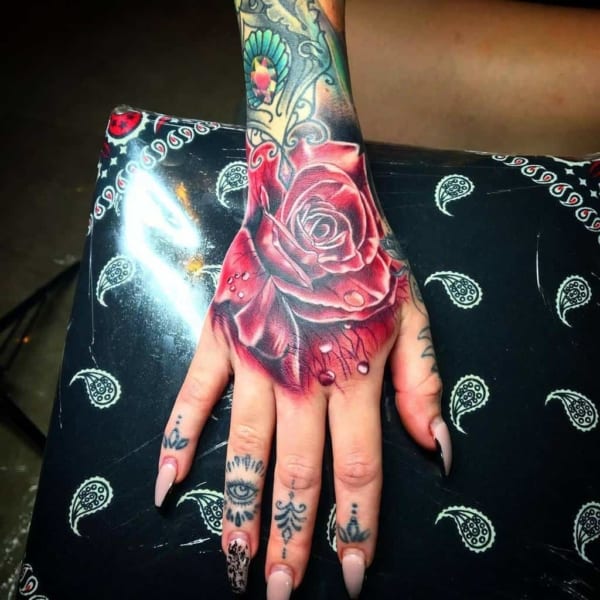Linda tatuagem de rosa 1