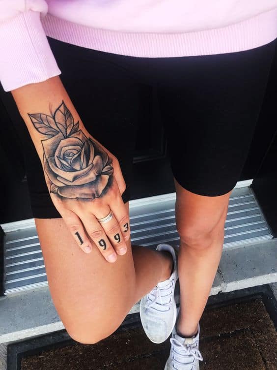 Mulher com tatuagem de rosa