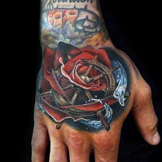 Rosa adaptada tatuada na mao