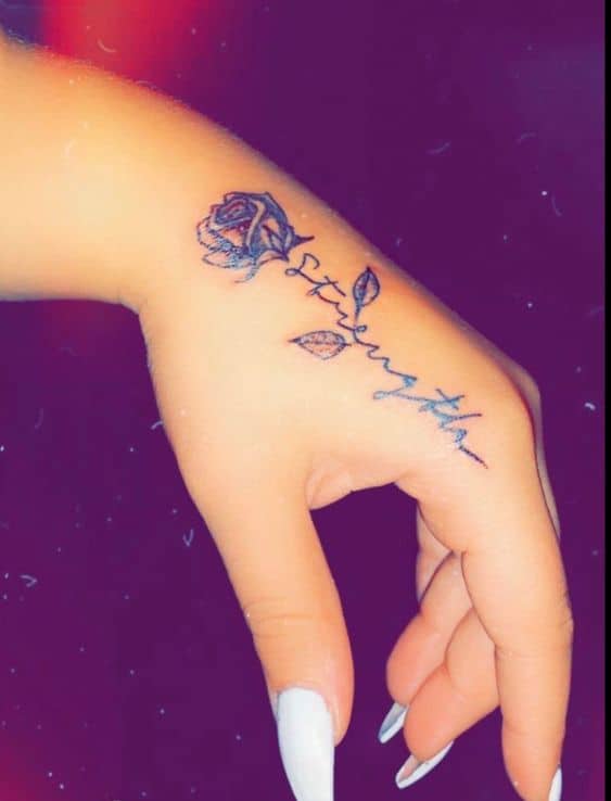 Rosa conceitual tatuada na mao