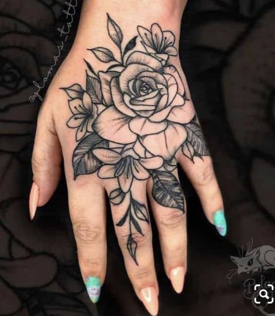 Rosa sombreada tatuada