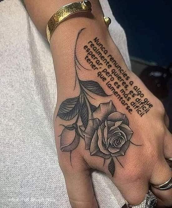 Rosa tatuada com frase