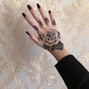 Tatuagem de Rosa na MÃO – 70 Ideias Perfeitas para Tatuar!