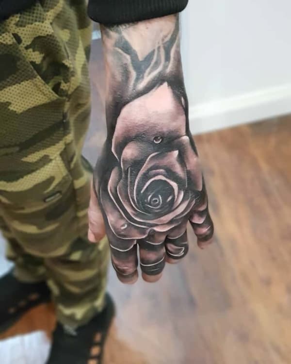 Rosa tatuada na mao