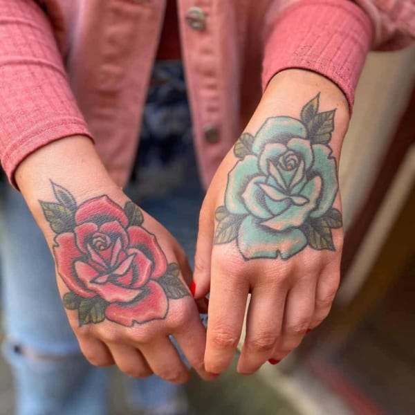 tatuagem de rosa nas duas maos