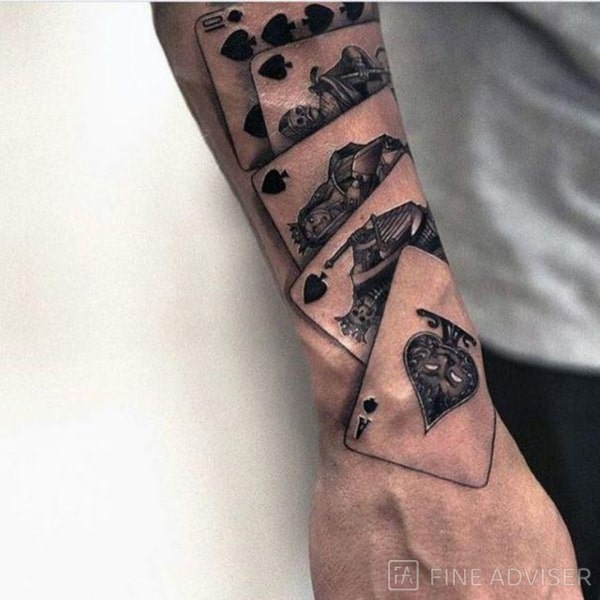Tatuagem no braco de cartas