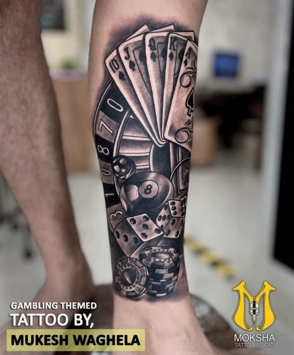 tattoo de cartas na perna