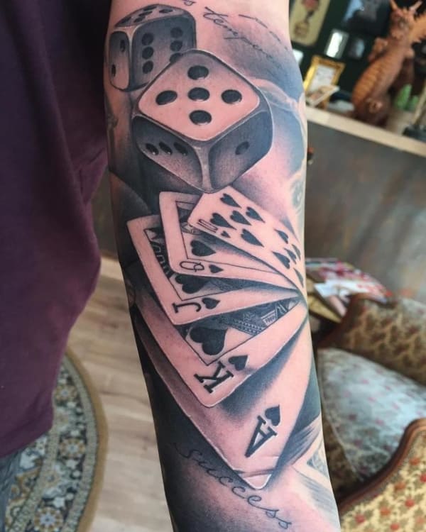 tattoo de cartas sombreada