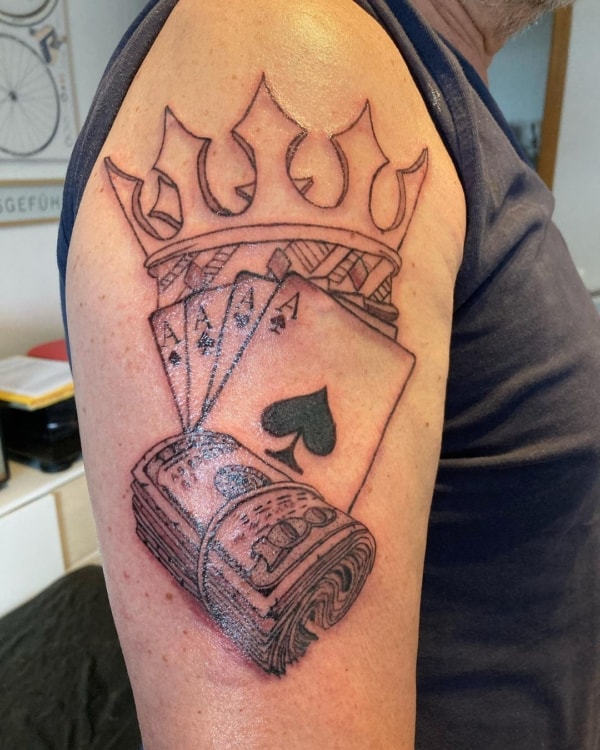 tatuagem de cartas coroa e dinheiro