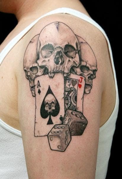 tatuagem de cartas no ombro