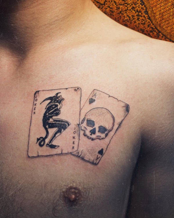 tatuagem de cartas no peito