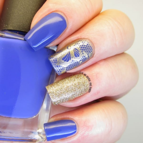 19 nail art rendada com fundo azul e esmalte dourado