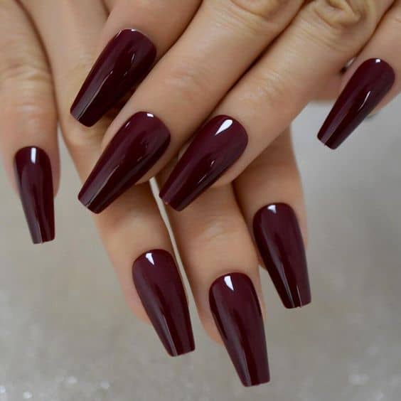 7 unhas longas com esmalte vinho