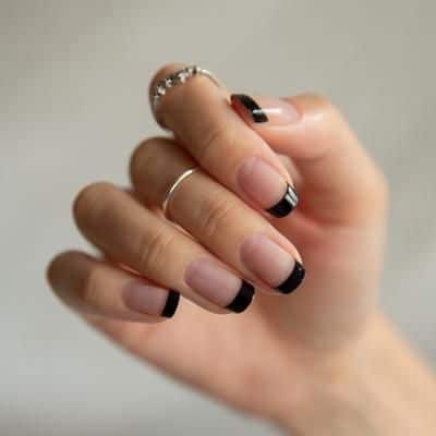 1 nail art com inglesnha preta