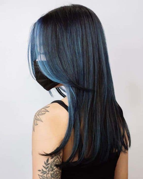 10 cabelo longo e liso com mecha azul