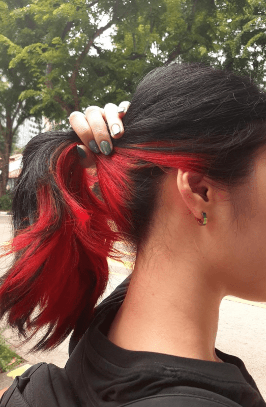 11 cabelo medio com mecha vermelha na nuca