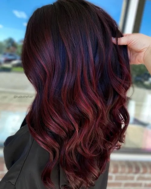 16 cabelo escuro com mechas vermelho marsala