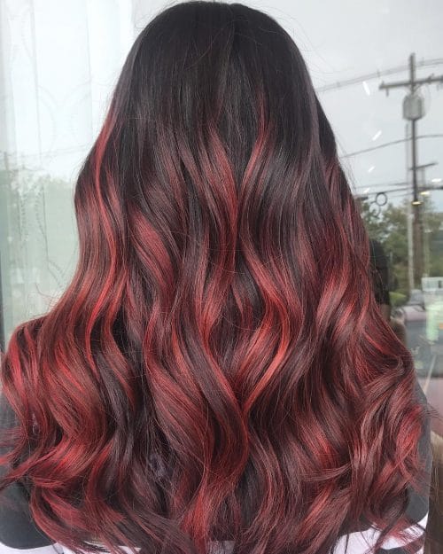 19 cabelo longo com mechas vermelho marsala