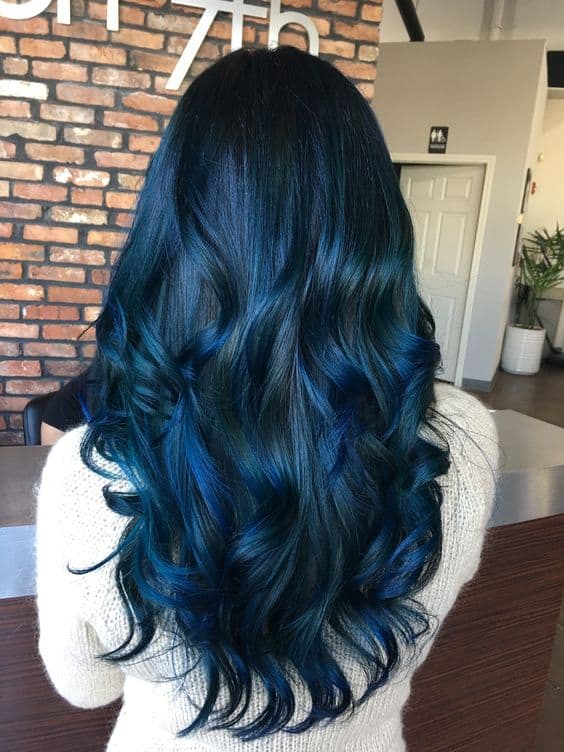 19 cabelo longo e preto com mecha azul