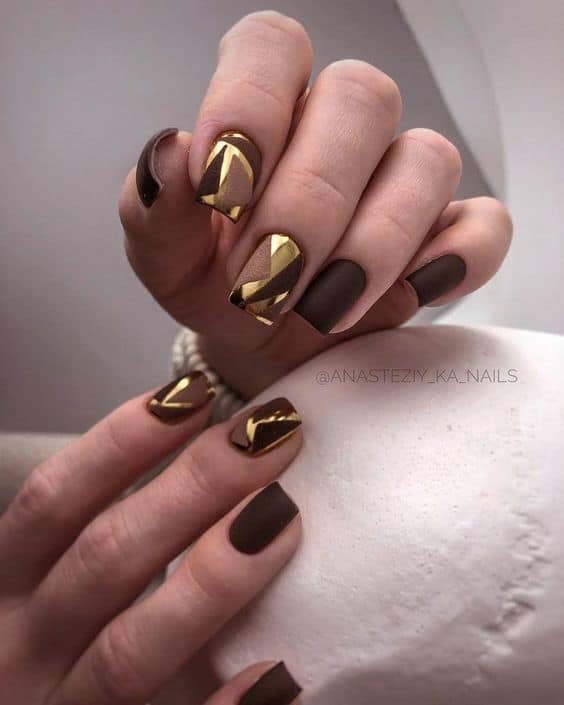 2 nail art com esmalte marrom e dourado