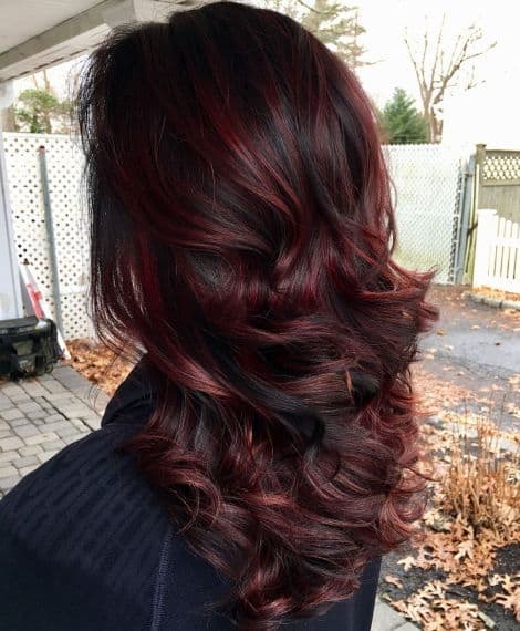 20 cabelo longo com mechas vermelho marsala