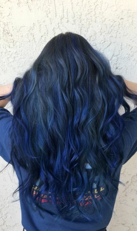21 cabelo longo com mecha azul escuro