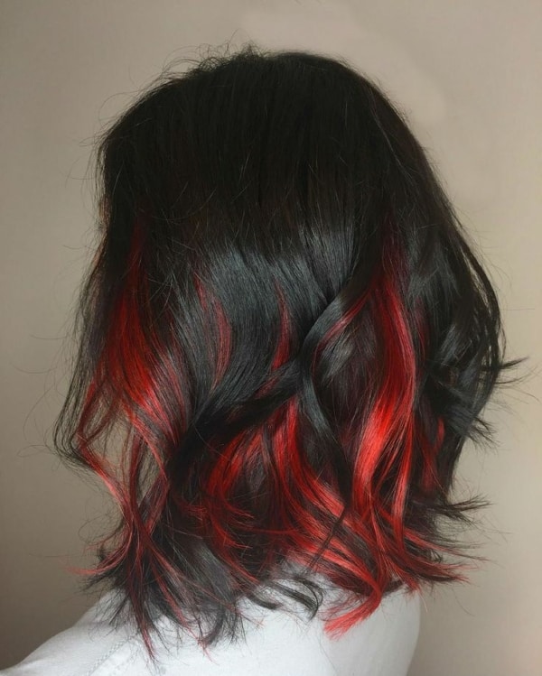 22 cabelo medio e preto com mechas vermelhas