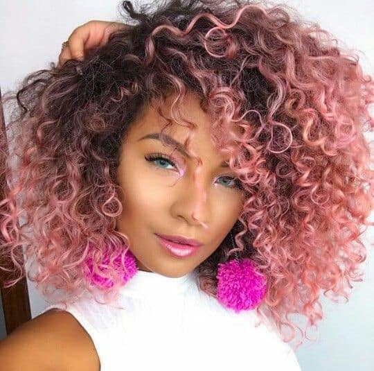 23 cabelo cacheado com mecha rosa claro