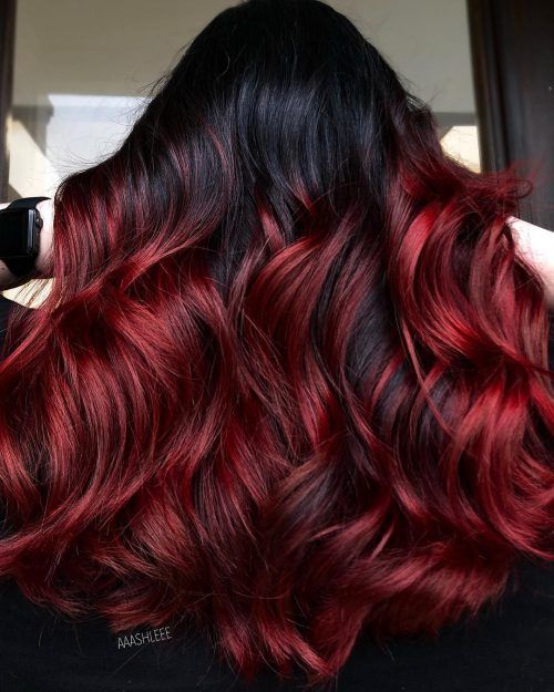 24 cabelo preto com mechas vermelhas