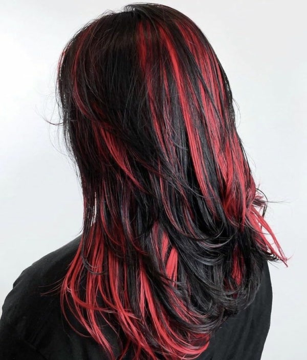 27 cabelo preto e liso com mechas vermelhas