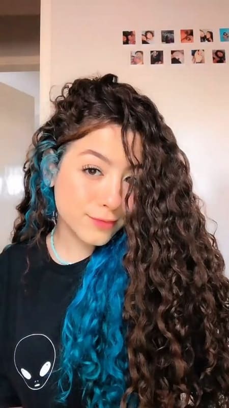 3 cabelo cacheado com mecha azul turquesa