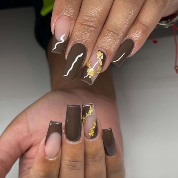 3 nail art com marrom e dourado