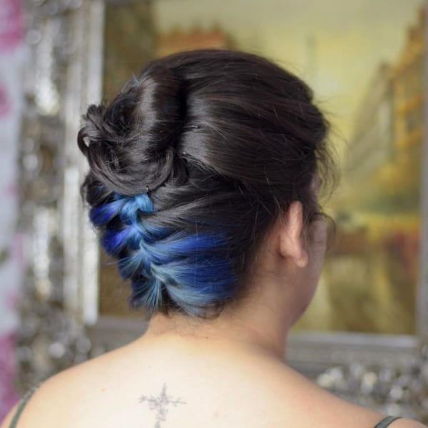 31 penteado com mecha azul na nuca