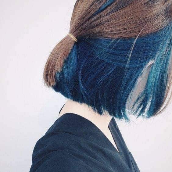 32 cabelo curto com mecha azul por baixo