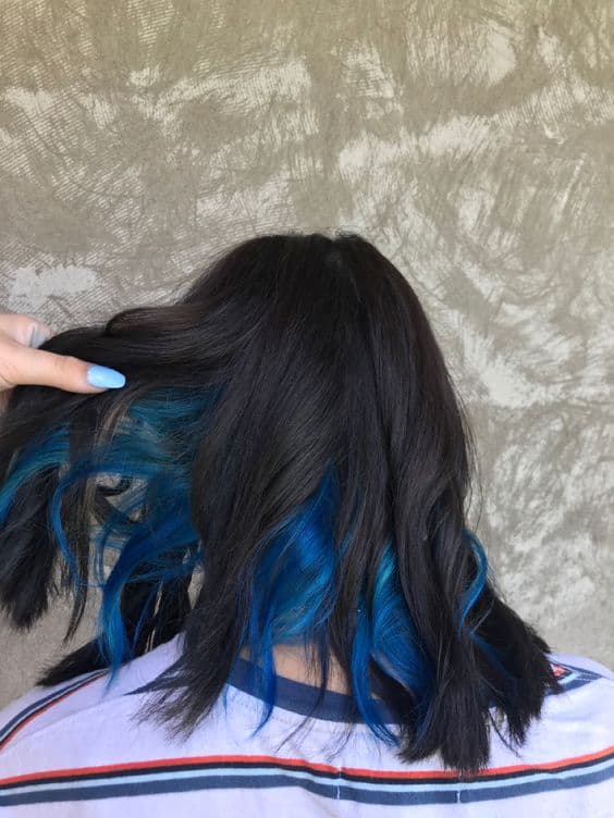 36 cabelo medico com mecha azul por baixo