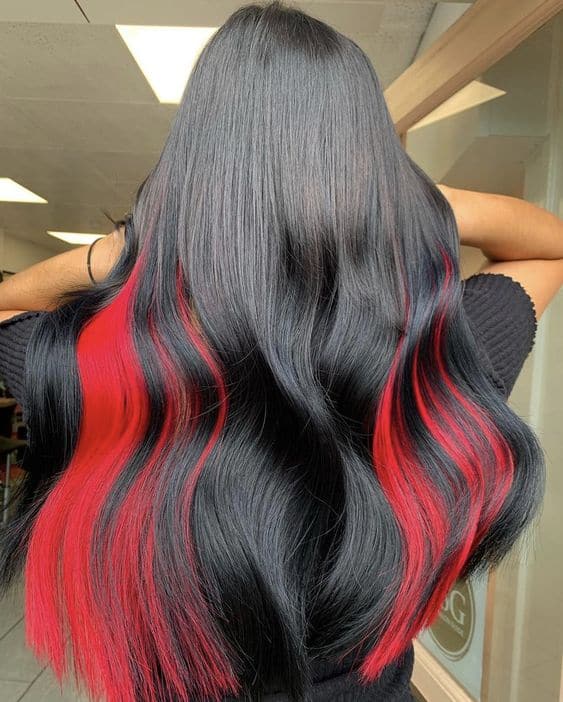 43 cabelo longo com mechas vermelhas
