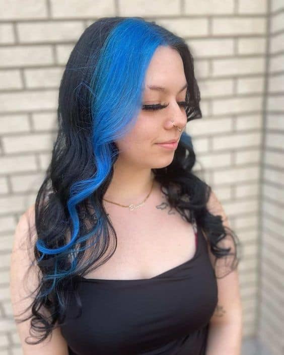 44 cabelo escuro com mecha azul na frente
