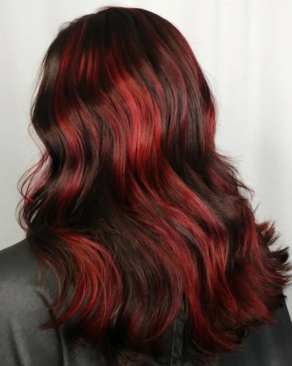 44 cabelo longo com mechas largas em vermelho
