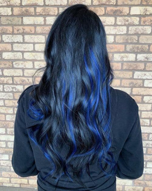48 cabelo preto e longo com mecha azul