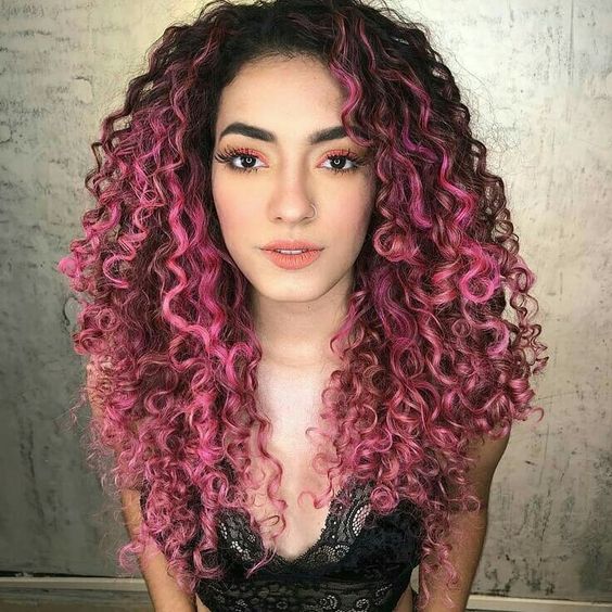 50 cabelo cacheado longo com mecha rosa