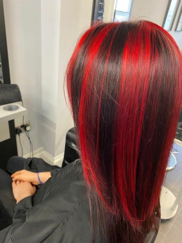 50 cabelo liso com mecha vermelha