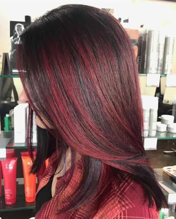 51 cabelo liso e escuro com mechas vermelhas