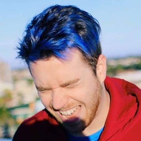 55 homem com mecha azul no cabelo