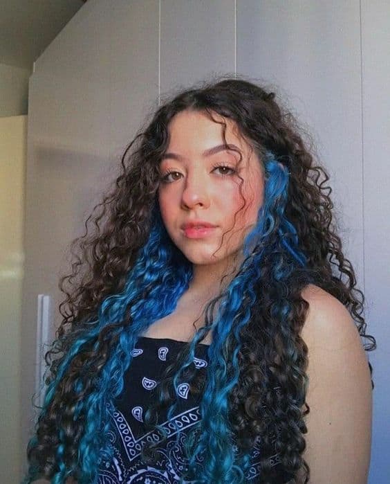 7 cabelo cacheado e longo com mecha azul