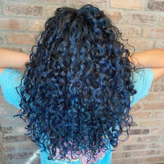8 cabelo cacheado escuro com mecha azul
