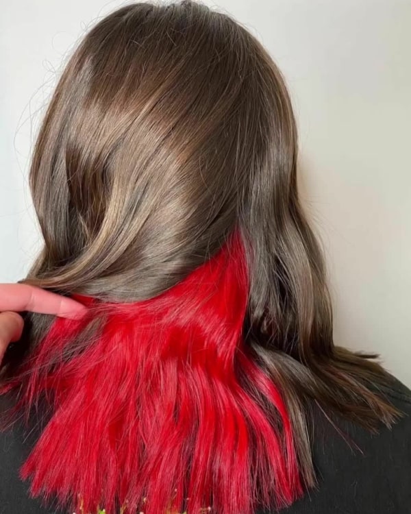 8 cabelo com mecha vermelha por baixo