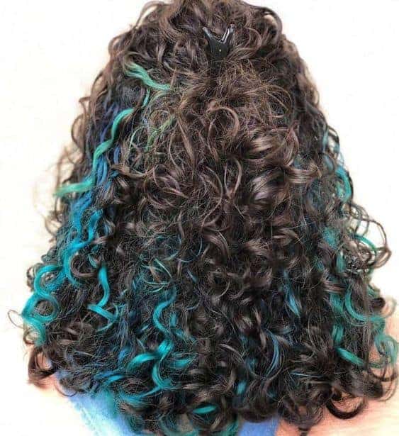 9 cabelo cacheado medico com mecha azul